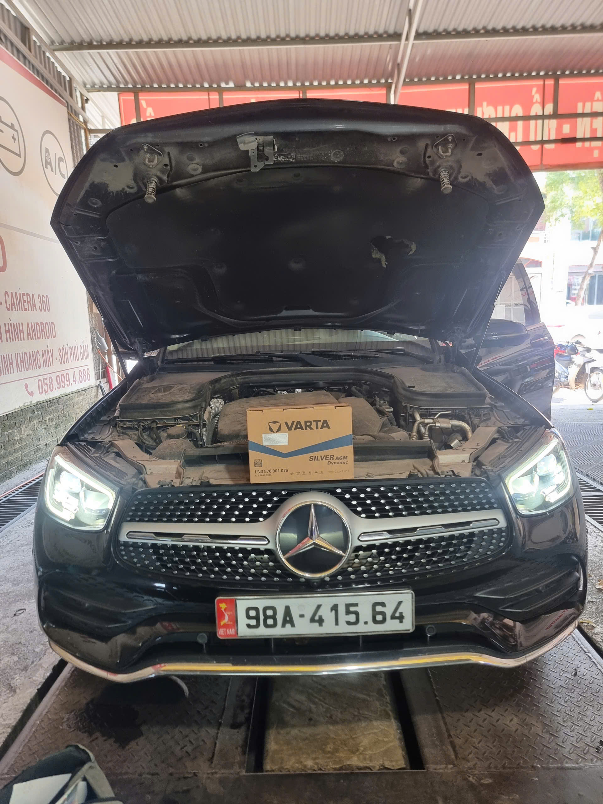 Thay ắc quy Varta cho xe Mecerdes tại T&V Hà Nội
